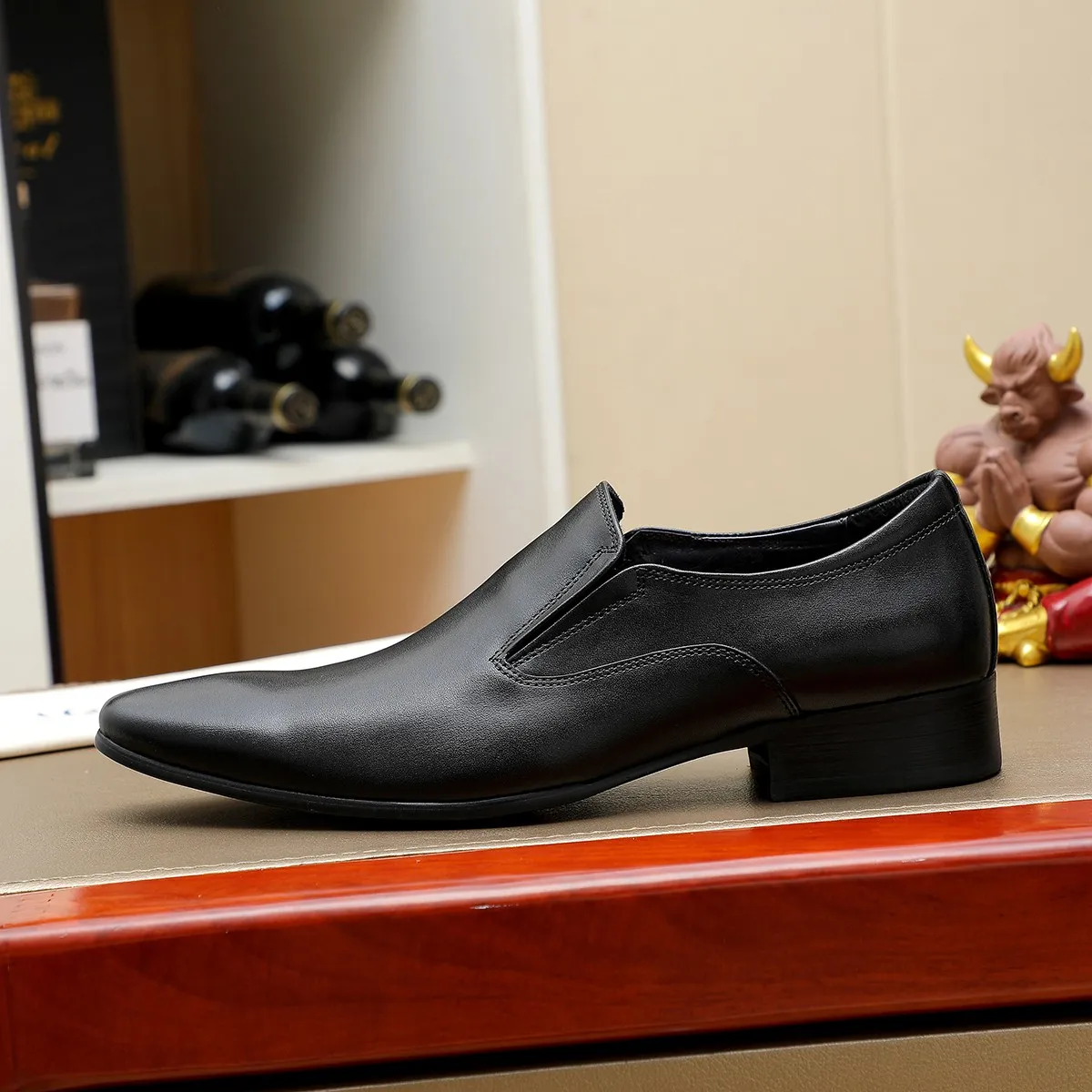 Men's shoes 💰540 💰 Louis Vuitton LV ® Autumn and Winter 🆕 models 🔛Full shoe counter First layer cowhide, 🐂Leather lined casual shoes for men, super soft outsole, essential for driving. Counter synchronization Original first layer cowhide Completely 1:1 mold customization 🌹Top version, 3 colors available! Number: 38-45 (37.46. Customized)